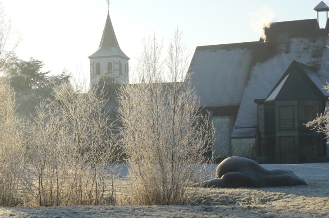 Zicht op Latems gemeentehuis en Sint-Martinuskerk
