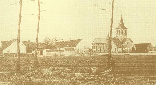 Zicht op Sint-Martinuskerk en de vroegere brouwerij-stokerij waar het D.A.C. nu onderdak heeft
